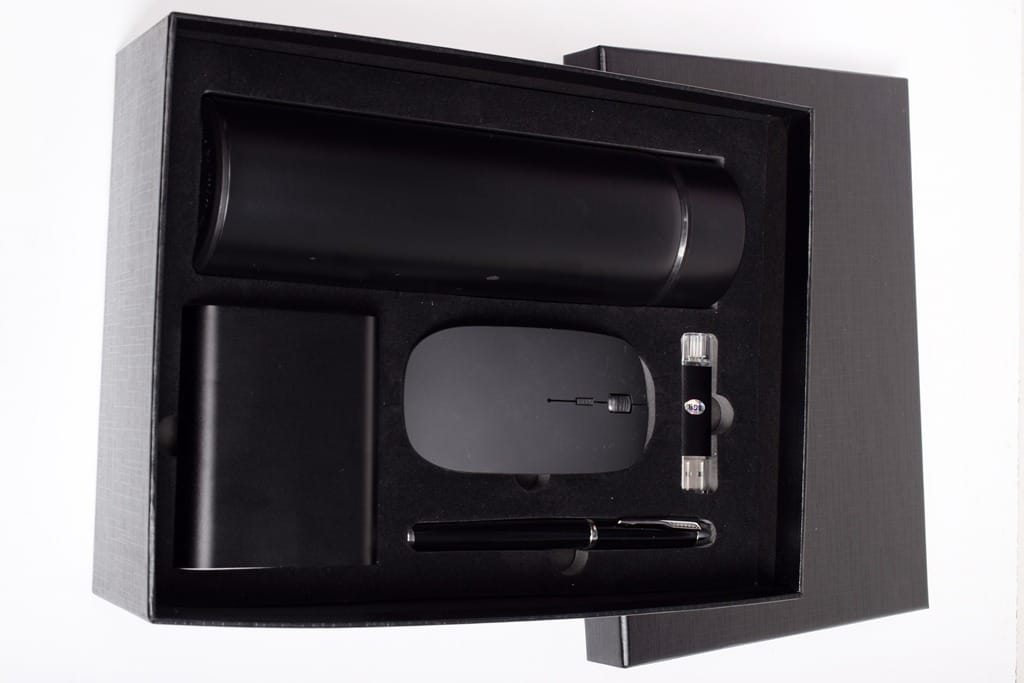 Executive Gift Set with Flask, Wireless Mouse, Power Bank, 8GB Flash Drive & Pen - Image 2