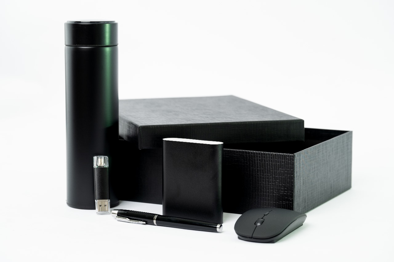 Executive Gift Set with Flask, Wireless Mouse, Power Bank, 8GB Flash Drive & Pen - Image 4
