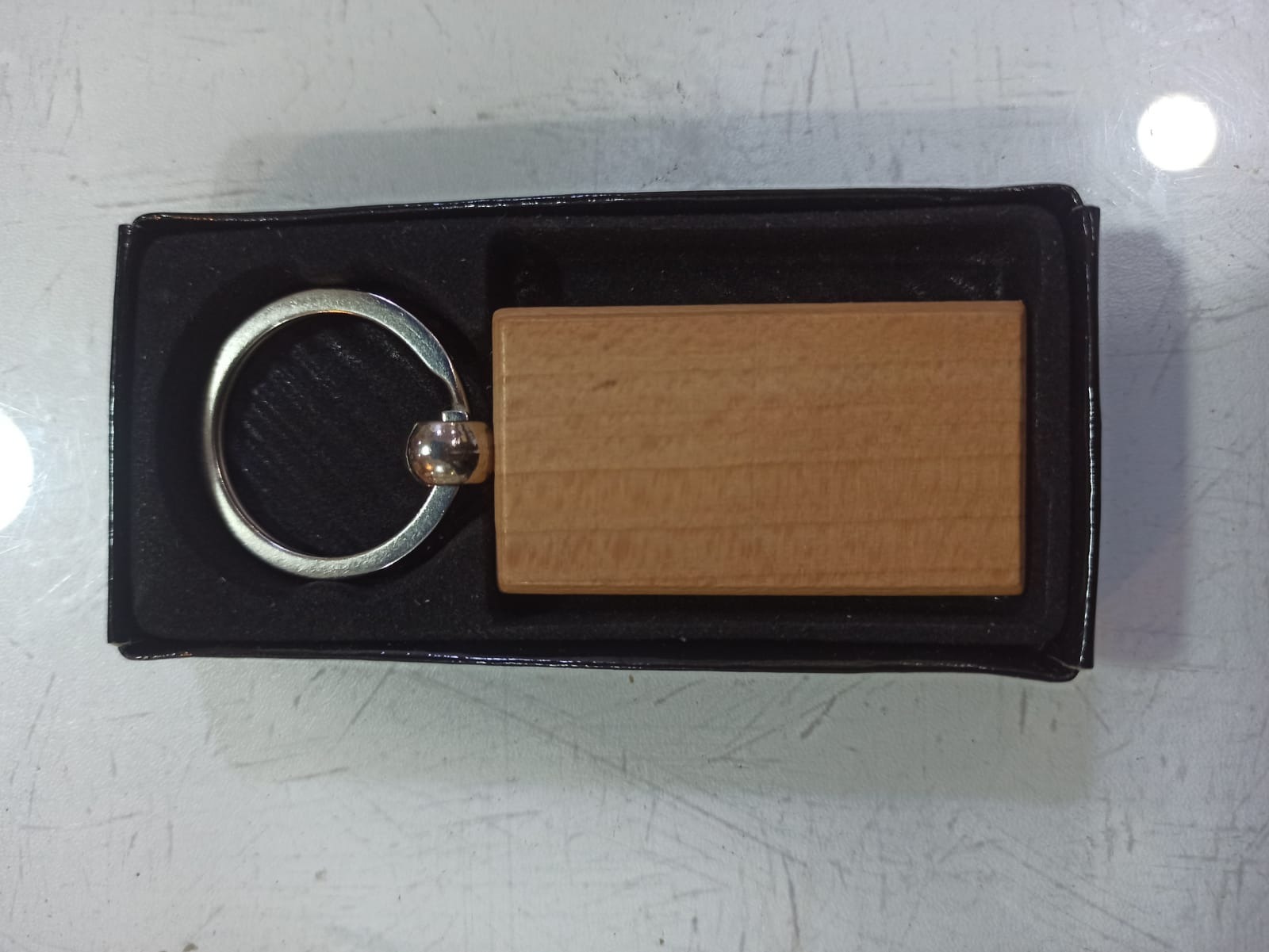 Sharp corner wooden keyholder